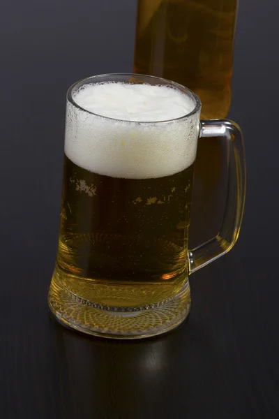 Ein Glas Bier und eine Flasche Bier — Stockfoto