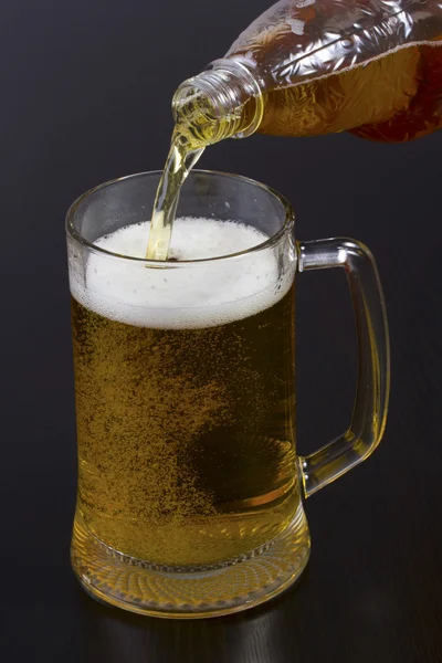 Bier in ein Glas gießen — Stockfoto