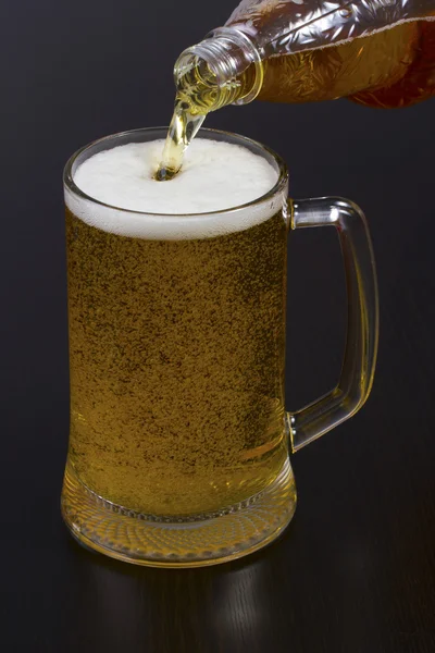 Bier in ein Glas gießen — Stockfoto