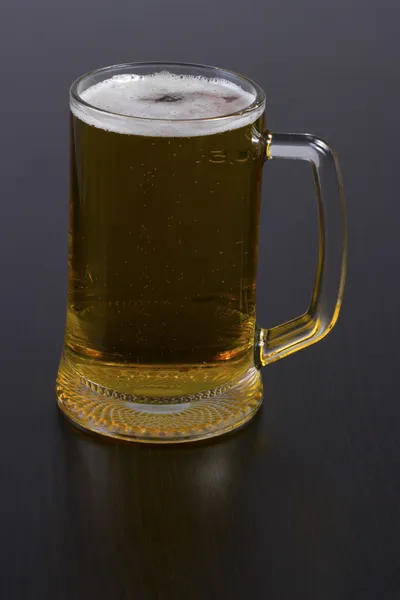 Ein Glas Bier auf dem Tisch — Stockfoto