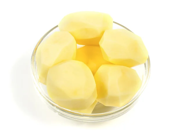Geschälte Kartoffeln in einer Glasschüssel — Stockfoto