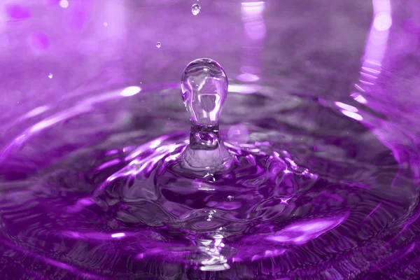 Drop vallen in water — Stockfoto
