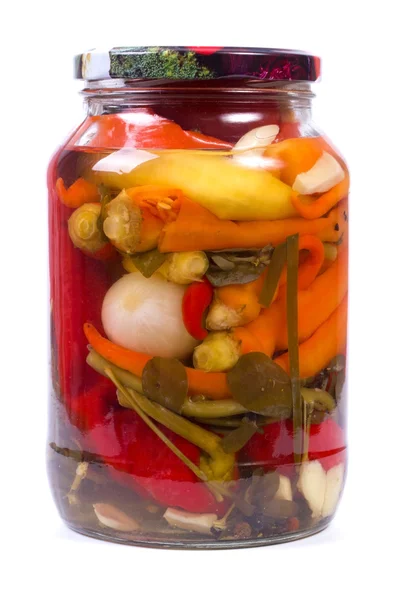 Pimientos en escabeche y especias en un banco — Foto de Stock