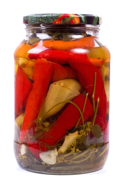 Pimentas em conserva e especiarias num banco — Fotografia de Stock