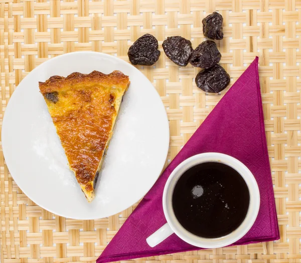 Чернослив и пирог с кофе — стоковое фото
