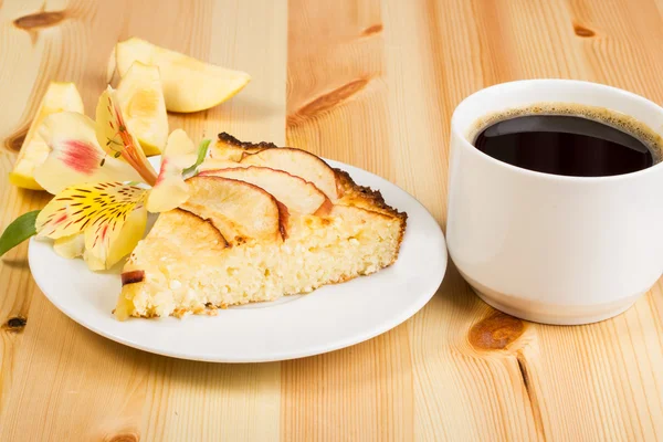 Tarta de manzanas en un plato — Foto de Stock