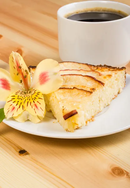 Tarta de manzanas en un plato — Foto de Stock