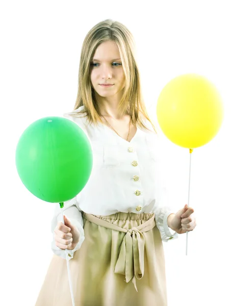 Девушка с желтым и зеленым шариком — стоковое фото