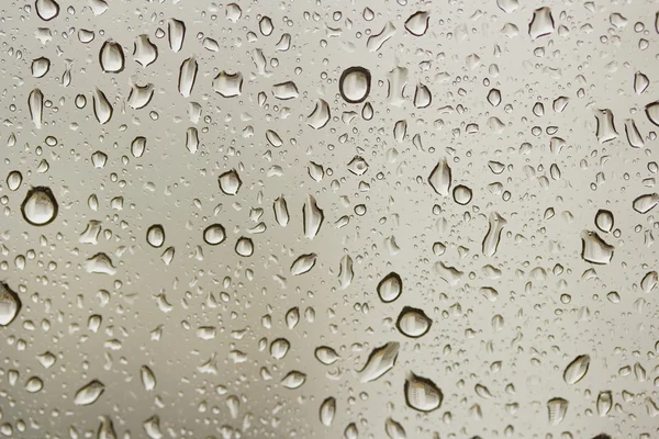 Une goutte de pluie à une fenêtre — Photo