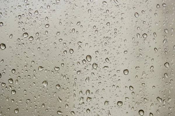 Une goutte de pluie à une fenêtre — Photo