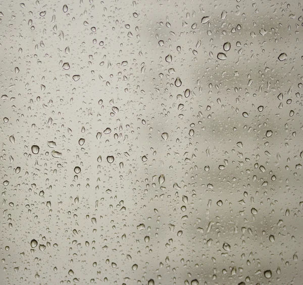 Queda de chuva em uma janela — Fotografia de Stock