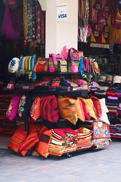 Bolsas coloridas, almohadas y fundas de almohada en uno de los muchos llamados mercados incas — Foto de Stock