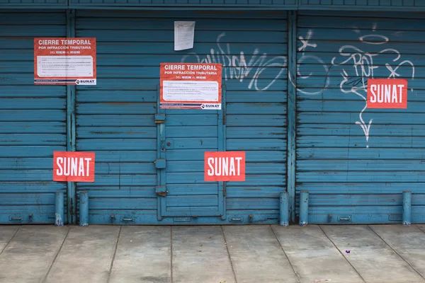 Een winkel gesloten door de sunat in lima, peru — Stockfoto