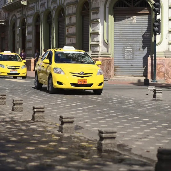 Taxi on the Mariscal Sucre Avenue in Cuenca, Ecuador — Stock Photo, Image