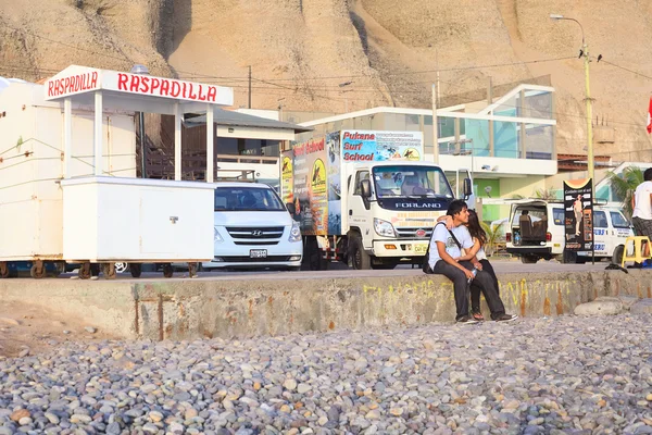 Para na wybrzeżu w lima, peru — Zdjęcie stockowe