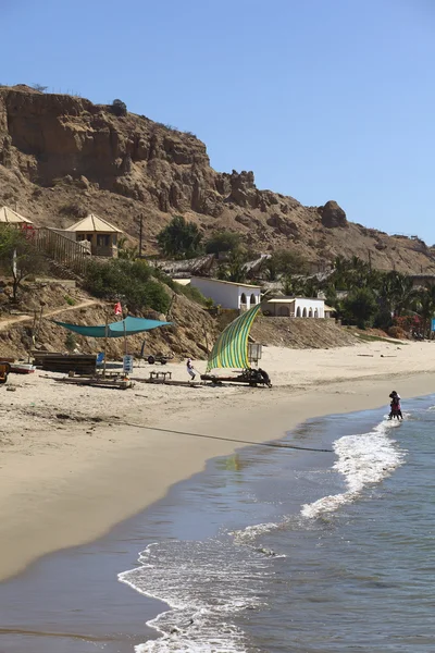 sal'da yelken ile plajda mancora, peru