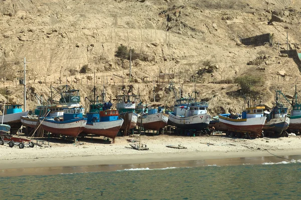 Régi halászhajók a part mancora, peru — Stock Fotó