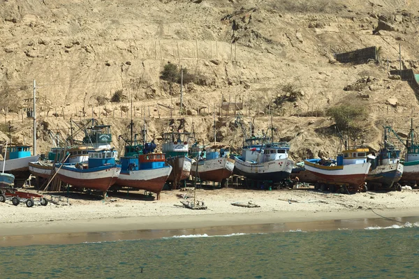 mancora, peru kıyılarında eski balıkçı tekneleri