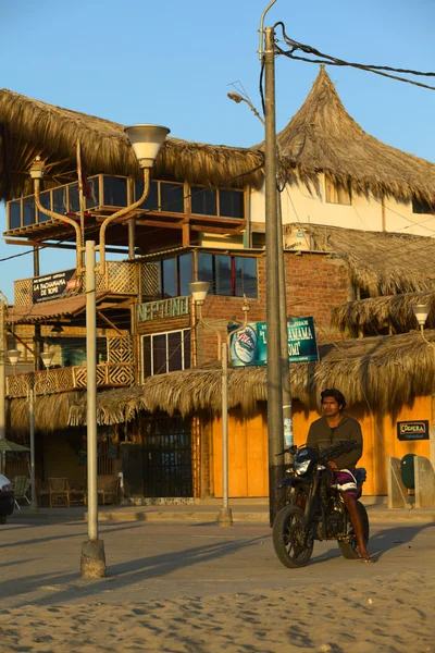 Motorcyclist Watching Sunset in Mancora, Peru — Stock Photo, Image