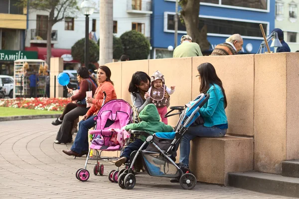 Young Woman with Child in Park in Lima, Peru — Stock Photo, Image