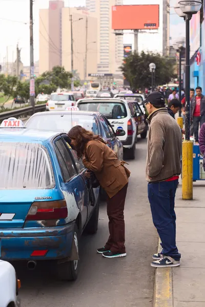 Asking for Taxi Fare in Lima, Peru — Stock Photo, Image