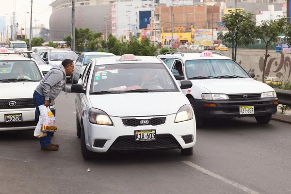 Žádá o taxíkem v Limě, peru — Stock fotografie