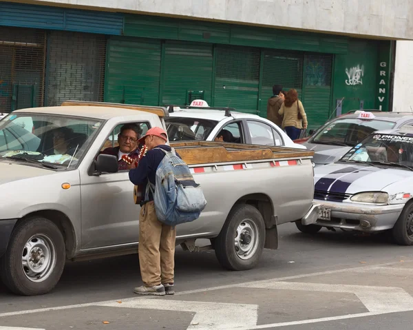 Продажа гитар на улице в Лиме, Перу — стоковое фото