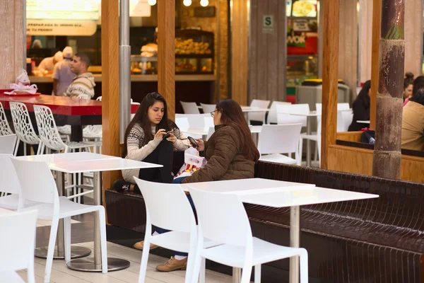 Mujeres jóvenes con teléfonos celulares —  Fotos de Stock