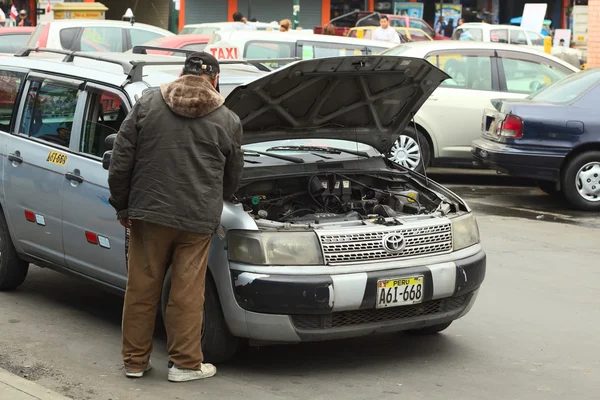 Checking the Engine in Lima, Peru — Stock Photo, Image