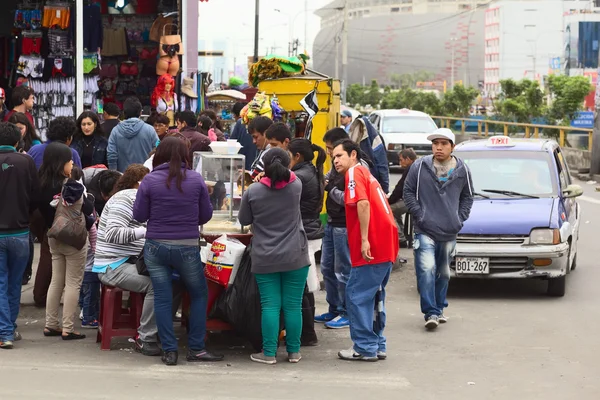 Emberek élelmiszer állni az utcán, Lima, peru Stock Kép