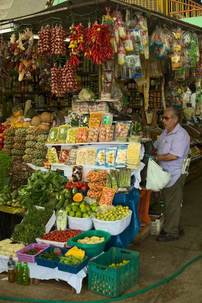 Фрукты и овощи Стенд на рынке в Лиме, Перу — стоковое фото