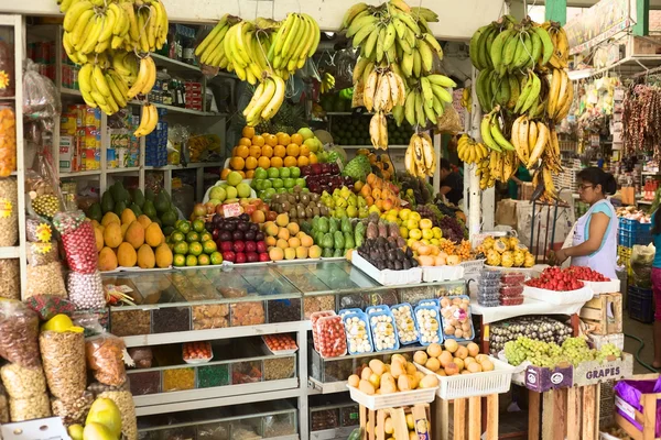 Gyümölcs- és zöldség állni a piacon, Lima, peru — Stock Fotó