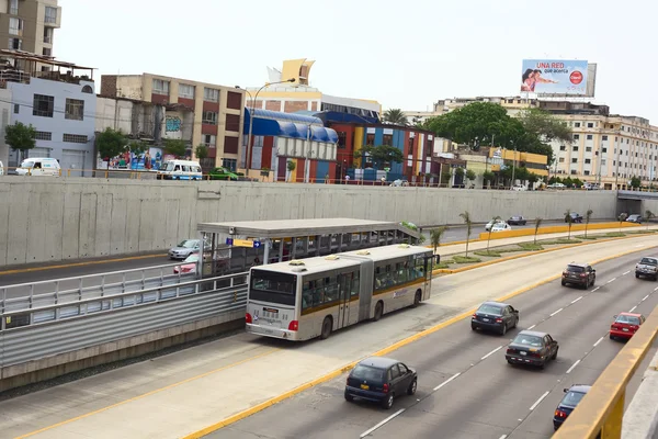 在利马，秘鲁的大都会公交车 — 图库照片