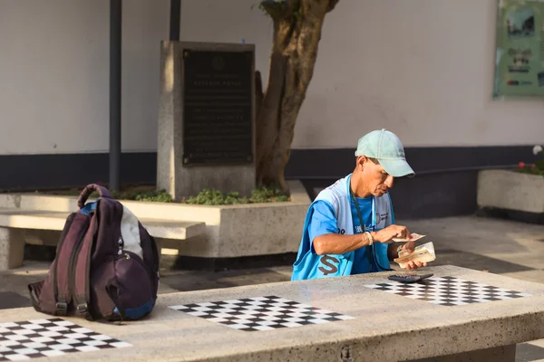 Money Exchanger Counting Bills in Lima, Peru — Stock Photo, Image