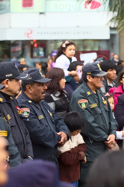 Poliser på wong paraden i lima, peru — Stockfoto