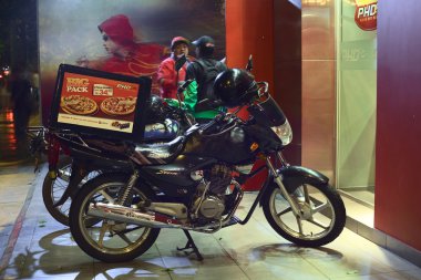 Motosiklet önünde pizza hut teslim Lima, peru
