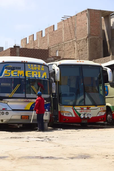 Reinigen van een bus in chiclayo, peru — Stockfoto
