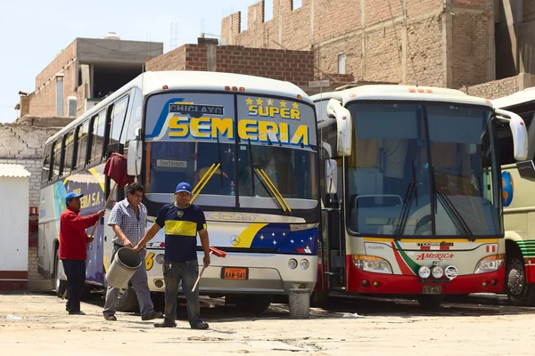 Reinigen van een bus in chiclayo, peru — Stockfoto