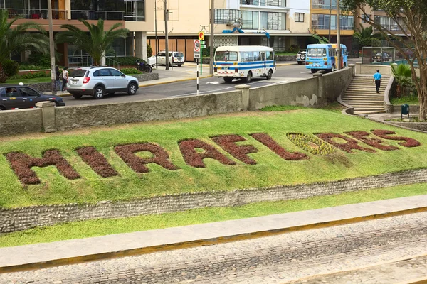 Miraflores podepsat na trávníku v Limě, peru — Stock fotografie