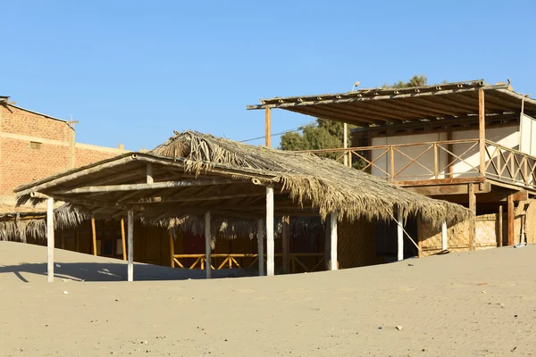 Building on Beach in Los Organos, Peru — Stock Photo, Image