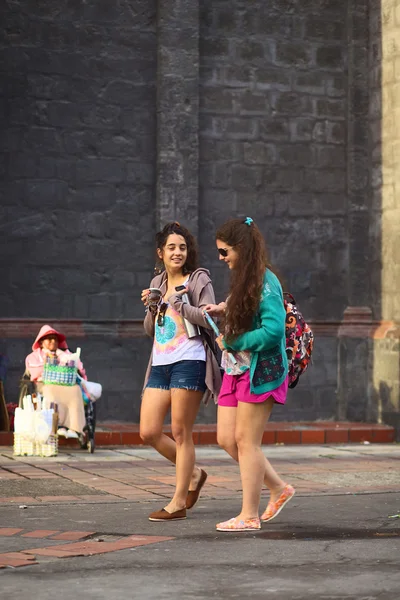 Young Women Walking in Banos, Ecuador — Stock Photo, Image