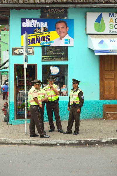 Politieagenten in banos, ecuador — Stockfoto