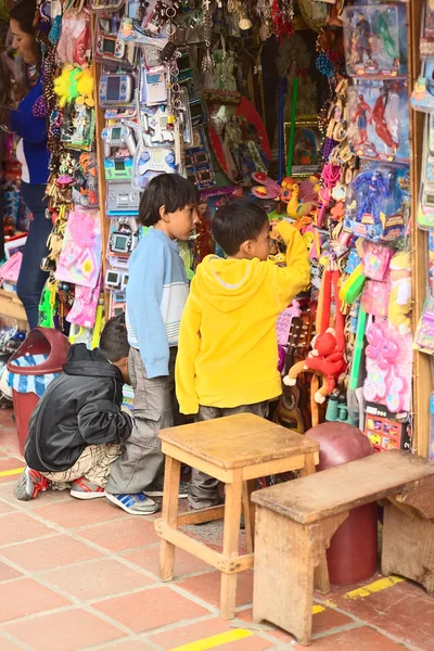 Niños en Toy Stand en Banos, Ecuador — Foto de Stock