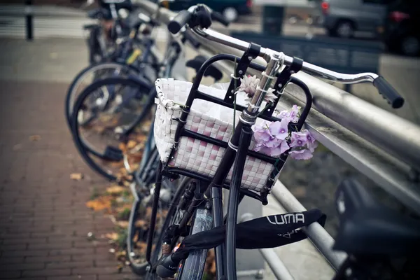 Amsterdam. calle, hogar y bicicletas —  Fotos de Stock