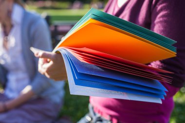 kız ile bir klasör renkli kağıt