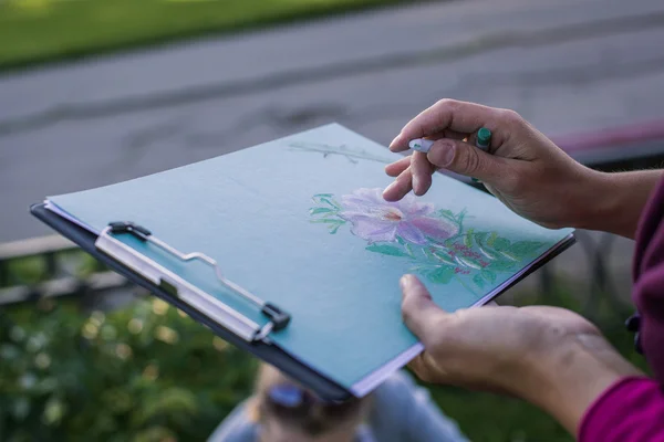 Girl draws flowers with pastels — Stock Photo, Image