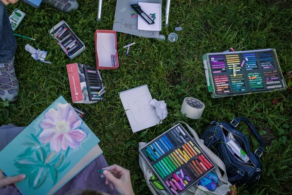 Ragazza disegna fiori con pastelli — Foto Stock