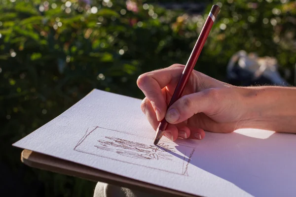Девушка рисует красочными карандашами — стоковое фото