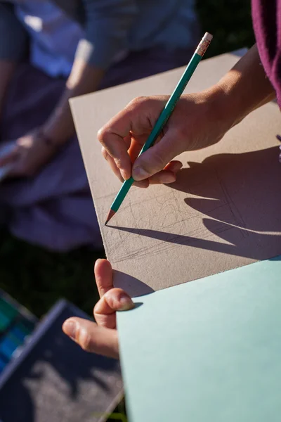 Menina desenho com lápis coloridos — Fotografia de Stock