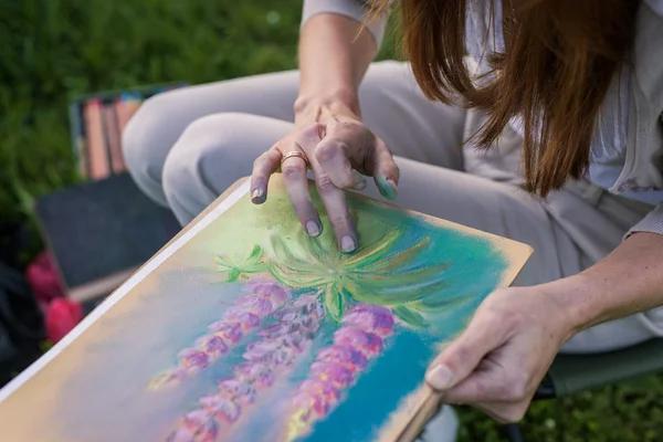 Girl draws flowers with pastels — Stock Photo, Image